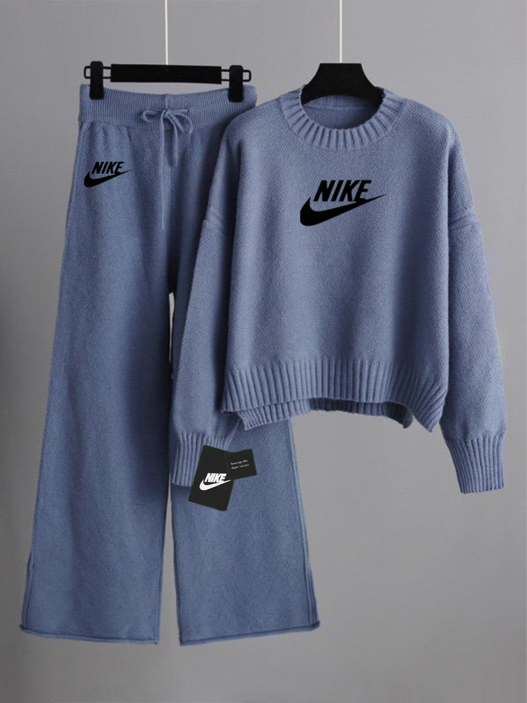 Completo da donna con maglione lavorato a maglia