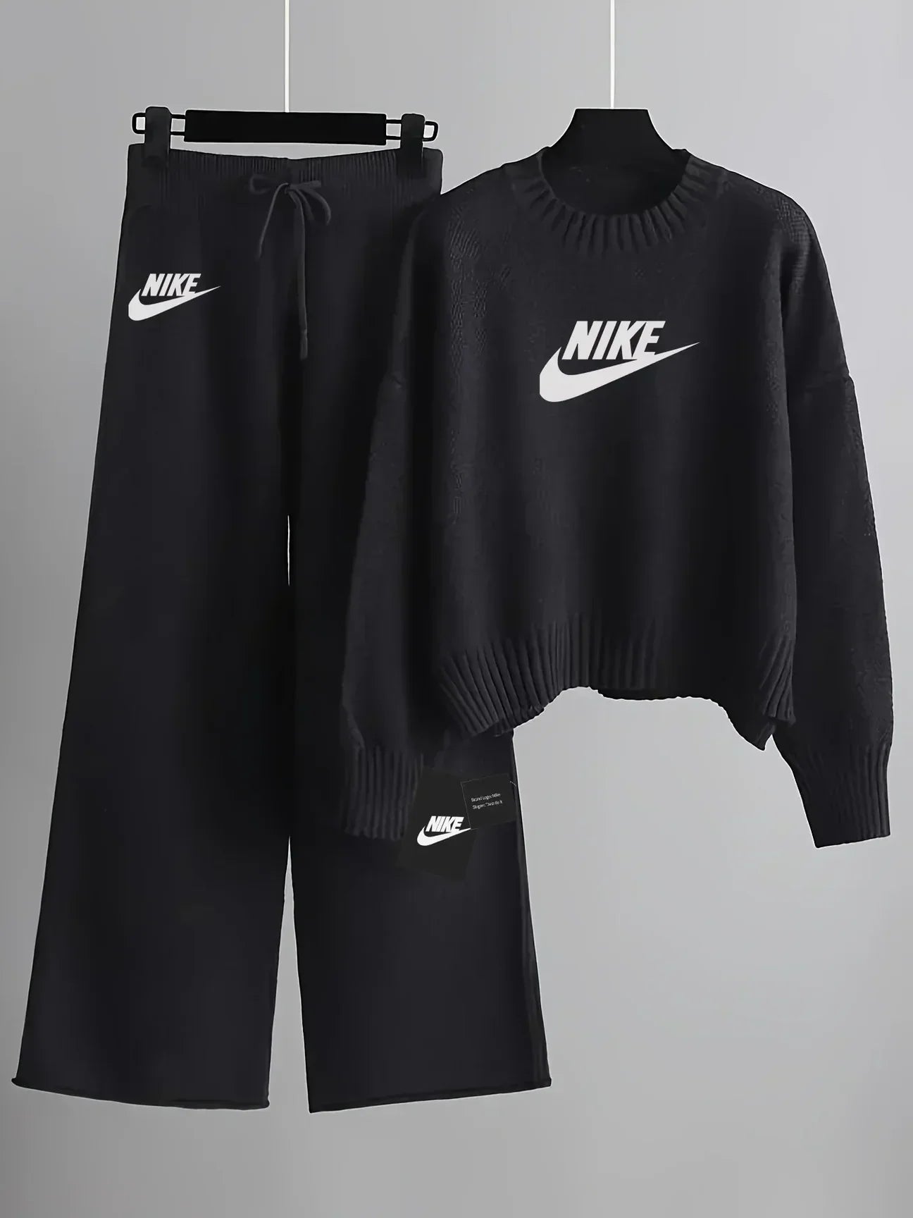 Completo da donna con maglione lavorato a maglia