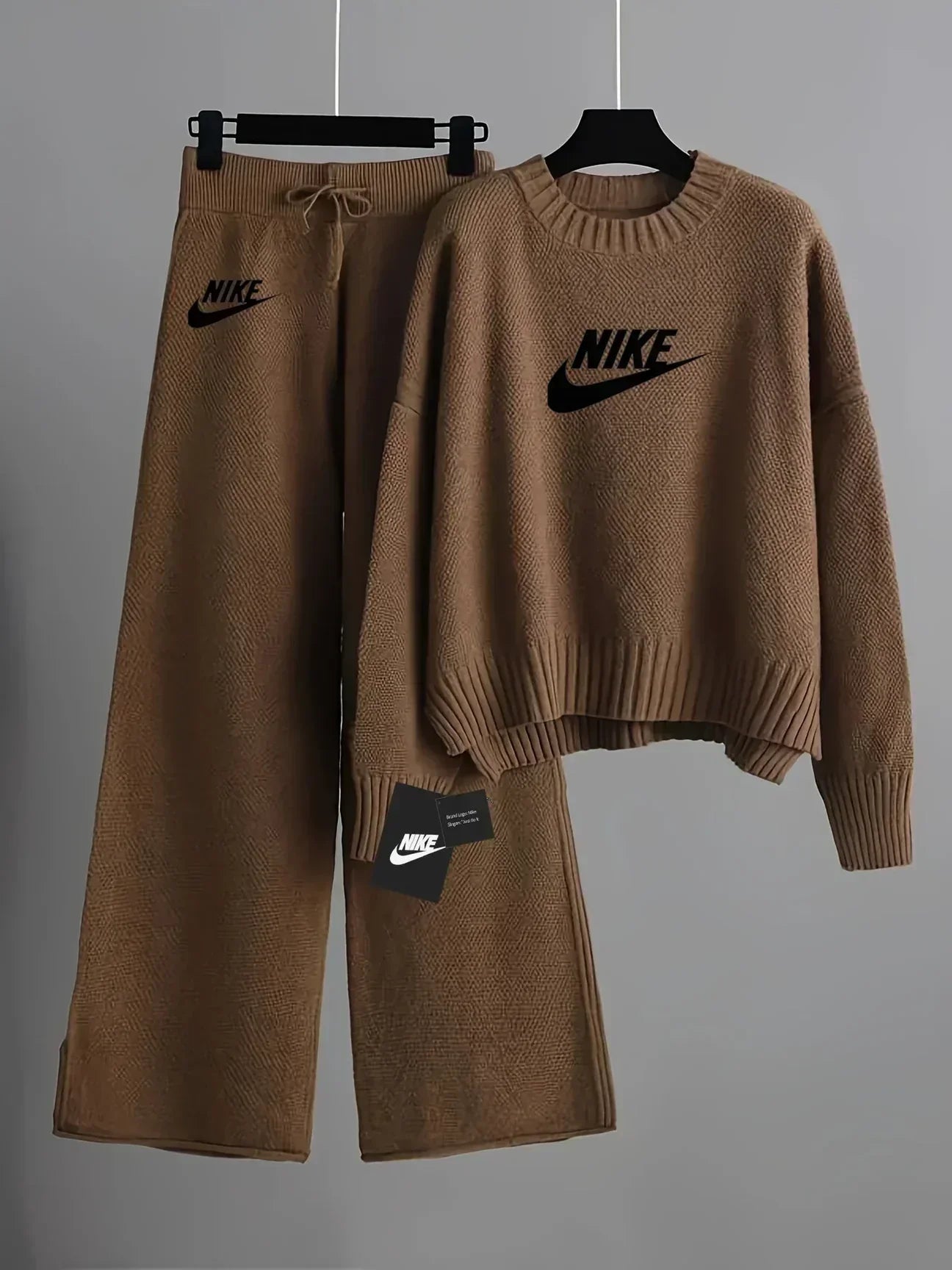 Completo da donna con maglione lavorato a maglia