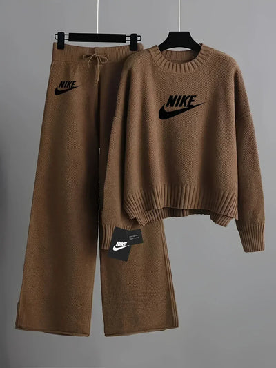 Completo da donna con maglione lavorato a maglia