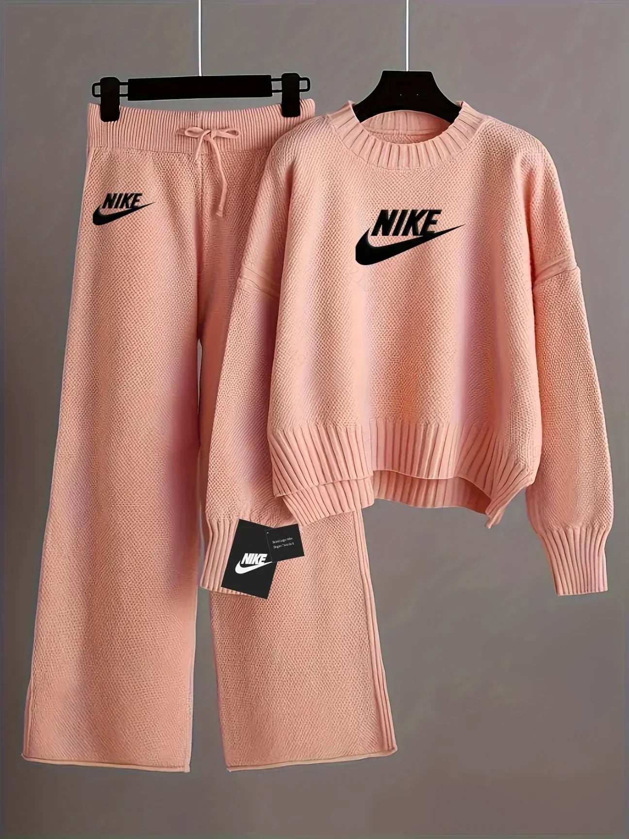 Completo da donna con maglione lavorato a maglia