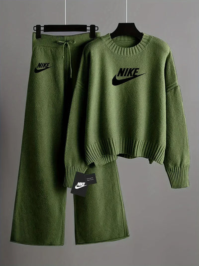 Completo da donna con maglione lavorato a maglia